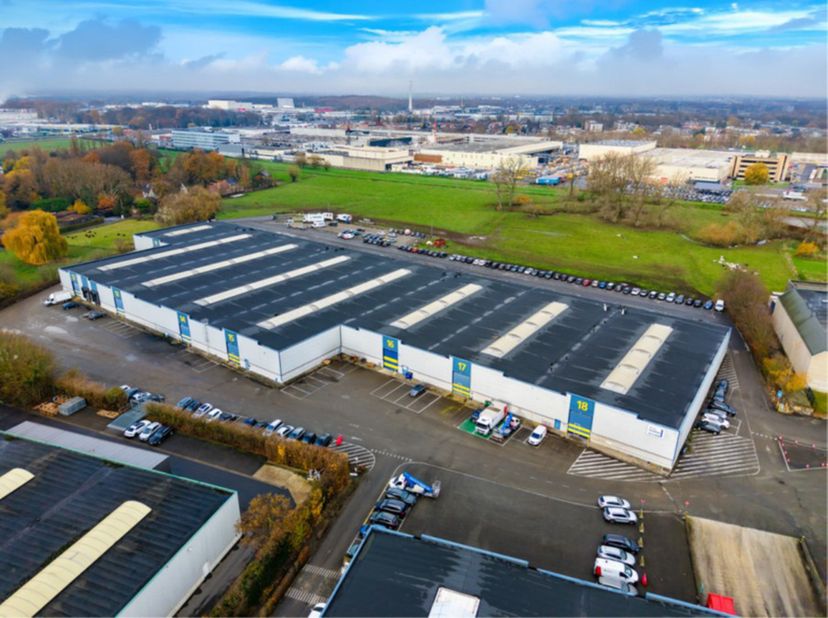 Magazijn van 1.152 m² met mezzanine (480 m²) en kantoren van in totaal 288m². Op deze logistieke site staan verschillende magazijnen te huur, met oppe