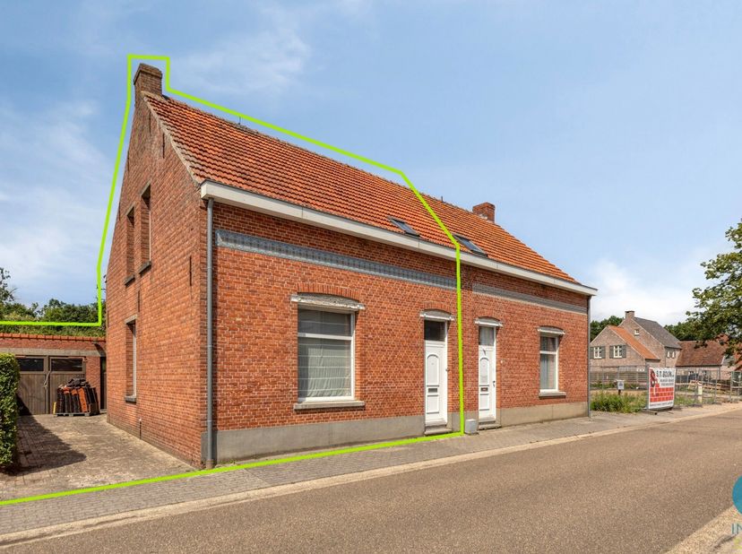 Deze te renoveren woning met drie slaapkamers bevindt zich aan de dorpsrand, nabij een landelijke omgeving.<br />
De royale inkomhal leidt zowel naar