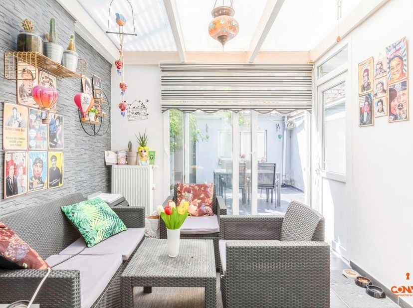 Bij het betreden van de woning komt u in de inkomhal, die toegang biedt tot een gezellige woonkamer en aansluitend een grote keuken.&amp;nbsp;Achteraan is