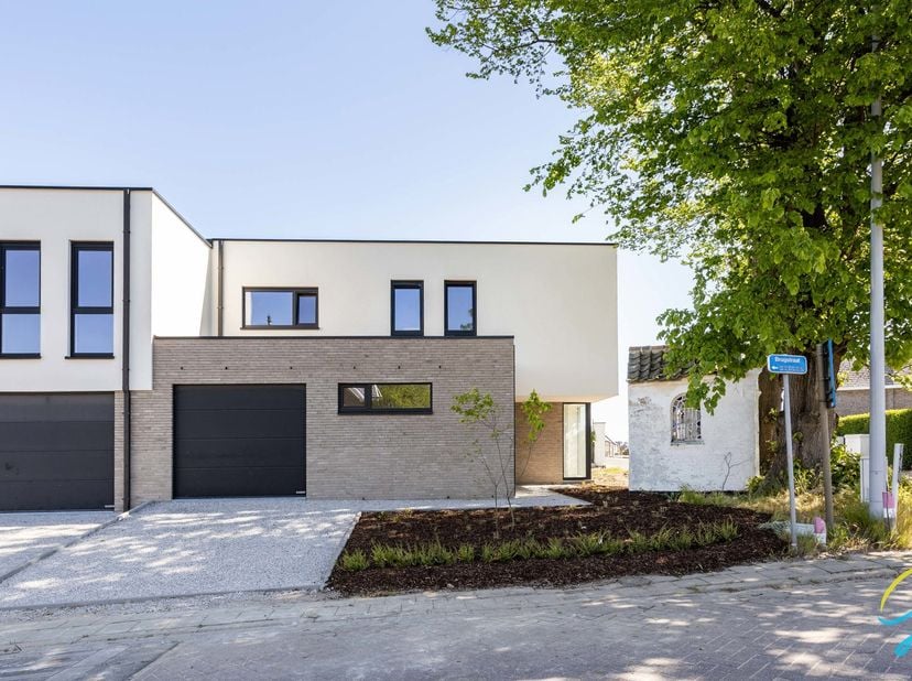 TE KOOP te Wichelen : half open nieuwbouw, moderne BEN-woning met 3 slaapkamers, terras en tuin en garage.<br />
De woningen is gelegen in een rustige