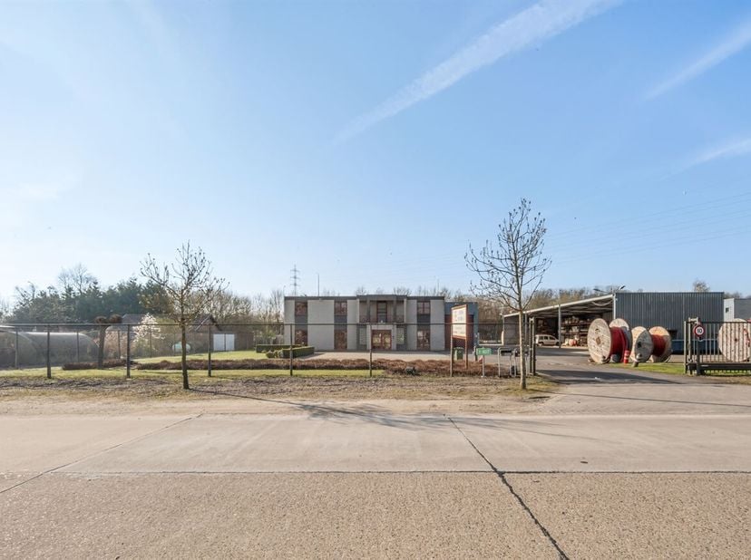 Bedrijfshal met burelen in Bree<br />
Ligging:<br />
Deze KMO-unit bevindt zich op het industrieterrein Kanaal-Noord in Bree, met vlotte verbindingen