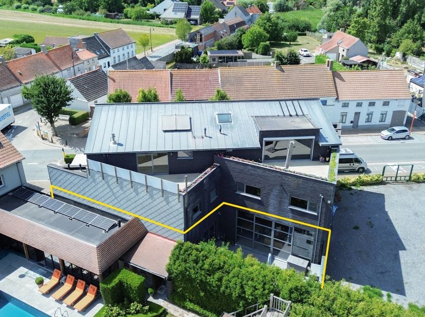 Bent u op zoek naar een handelsgelijkvloers met tal van mogelijkheden?<br />
Dit handelsgelijkvloers van 195 m², gelegen in het rustige Klemskerke bij