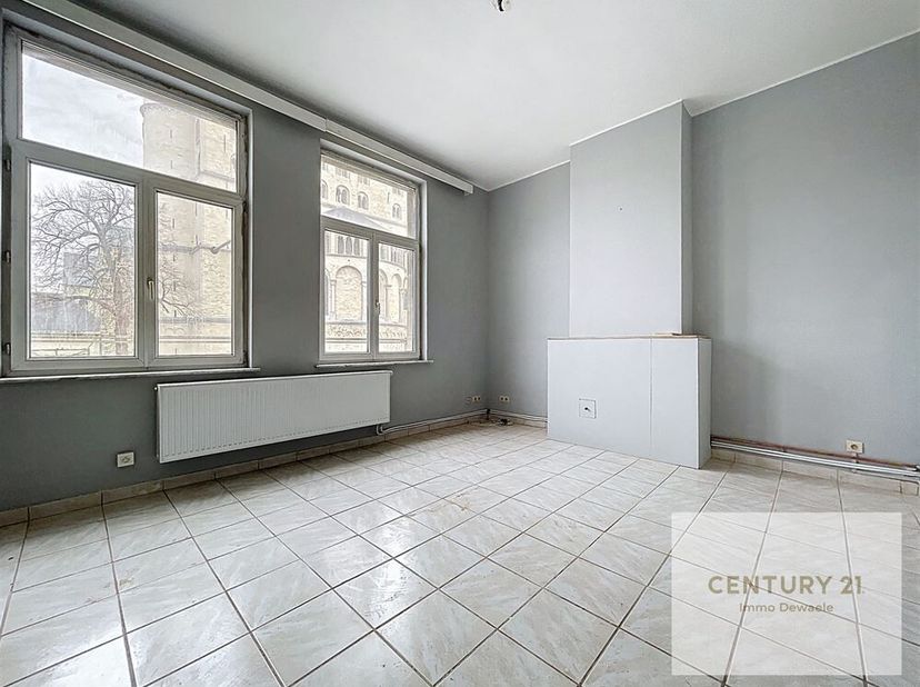 Situé au 1er étage d'un petit immeuble donnant sur la  Grand Place, en face de la Collégiale, il se compose comme suit: Séjour, cuisine équipée, chamb