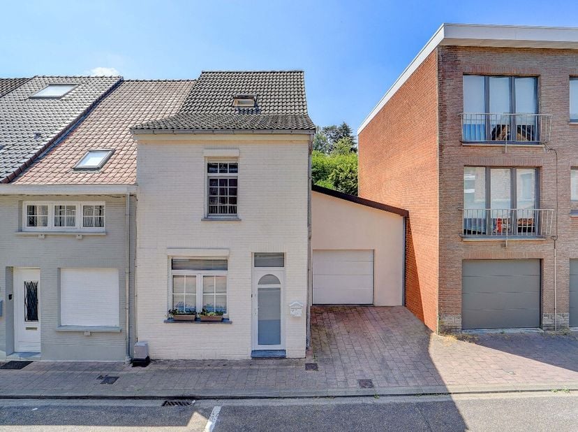 À vendre : Charmante maison au centre de Hoeilaart, à proximité des commerces, écoles, transports en commun et grands axes.Cette maison entièrement pr