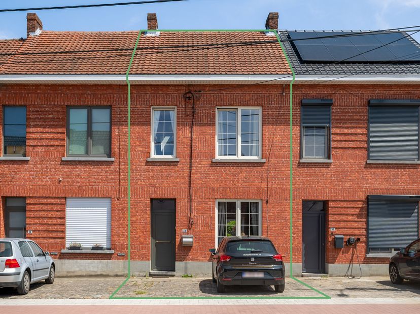 Bent u op zoek naar een gezellige, instapklare woning met een leuke tuin en een uitstekende ligging? Dan is deze charmante rijwoning in Herselt zeker
