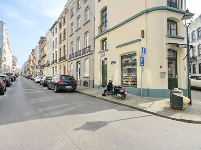 Saint-Gilles - Excellente situation Rue Hôtel des Monnaies, entre le Châtelain et le Parvis de St Gilles! Immeuble de commerce : épicerie night shop a