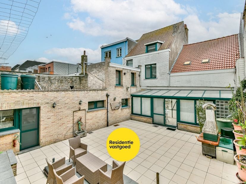Deze bijzonder ruime woning bevindt zich in een rustige straat vlak bij het centrum van Westende-Bad en op wandelafstand van strand en zee. De verzorg