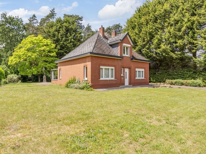 In het groene Engsbergen vinden we deze goed onderhouden woning van 1961 terug op een prachtig perceel van maar liefst 22 are. Een eigendom met tal va