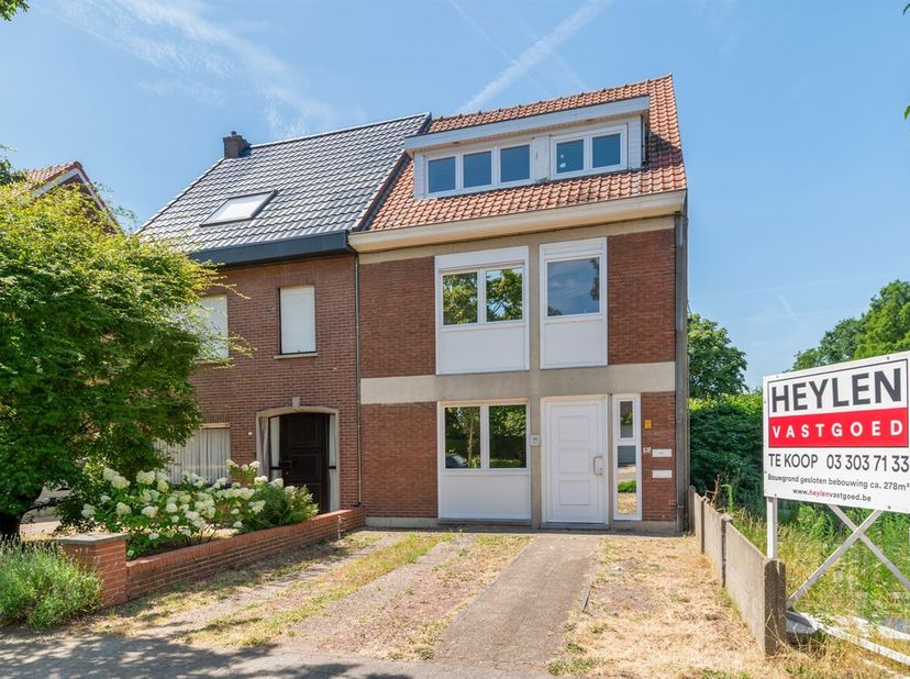 Deels te renoveren woning met 3 slaapkamers en ruime tuin<br />
Ligging:<br />
De woning is nabijgelegen op- en afritten van de autosnelweg (A12/E19),