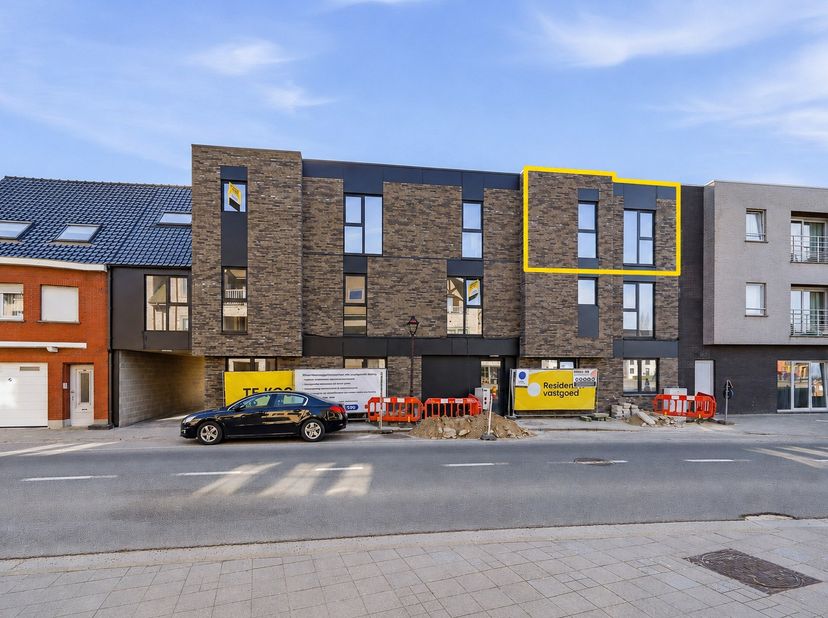 Dit appartement op de tweede verdiep biedt een combinatie van rust en luxe. Het appartement bevat twee slaapkamers, badkamer, bergruimte, leefruimte,