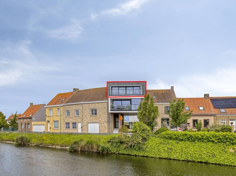 Appartement récent d'une chambre avec une spacieuse terrasse ensoleillée à vendre. Situé dans le centre d'Adinkerke, le long du canal Nieuwpoort-Dunke