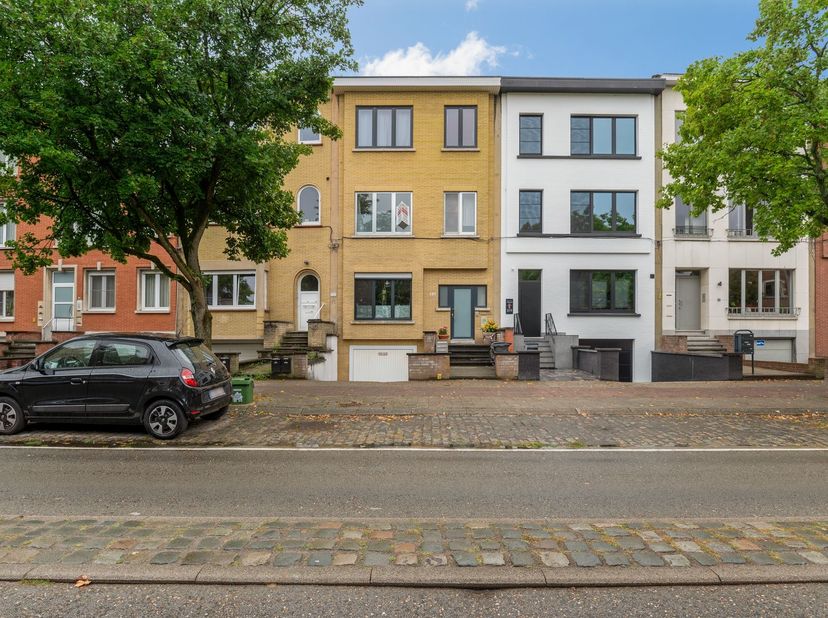 Instapklaar appartement voorzien van 1 slaapkamer op toplocatie te Mortsel<br />
<br />
!<br />
<br />
Ligging: Gelegen in één van de meest gegeerde