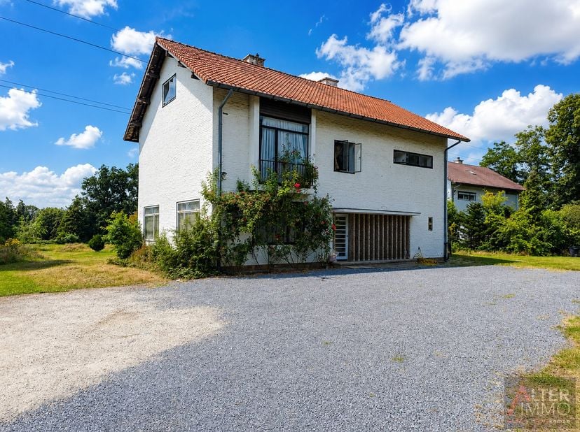 Royale ingenieurswoning met 6 slaapkamers op een uitzonderlijk perceel van 48a 45ca.<br />
<br />
Bent u op zoek naar een woning met karakter, ruimte