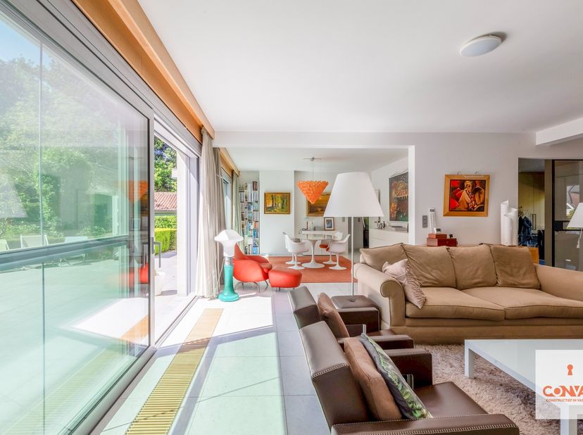 Deze uitzonderlijke villa met een bruikbare vloeroppervlakte van ca. 433 m² is gelegen in Mariakerke op een perceel van maar liefst 1.570 m² en geniet