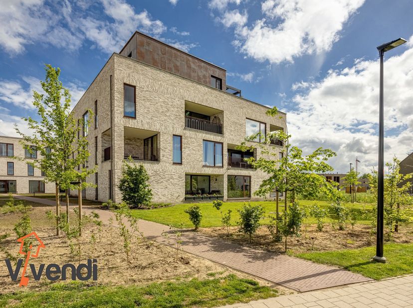 Dit gelijkvloers appartement van 110m² + een terras van 13m² bestaat uit een ruime en speelse leefruimte met een volledig geïnstalleerde keuken met wa