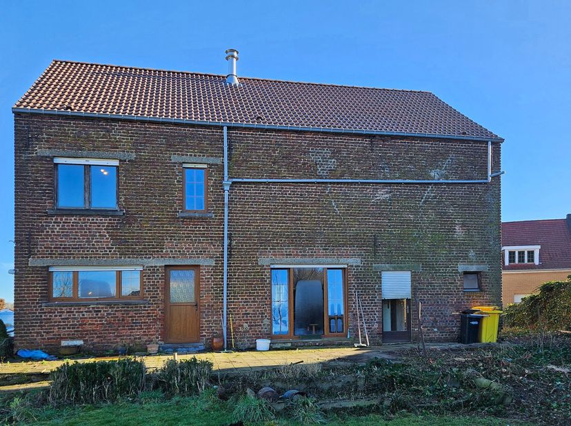 Ferme à rénover avec beaucoup de volume, grande grange et agréable jardin.<br />
Idéalement située avec un accès rapide vers Bruxelles, Louvain, Zaven