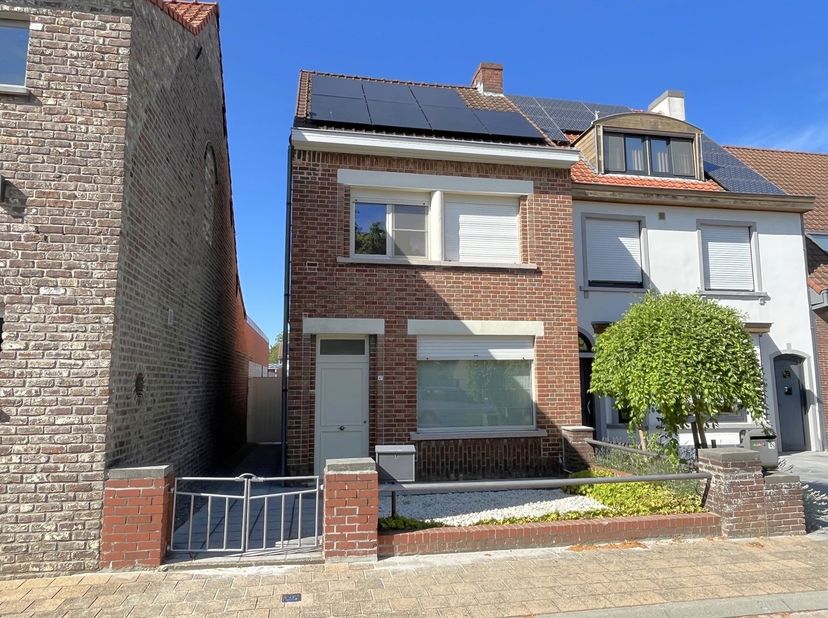 Deze gezinswoning biedt een mooie combinatie van ruimte, een praktische indeling en een uitstekende bereikbaarheid. Op het gelijkvloers bevindt zich e