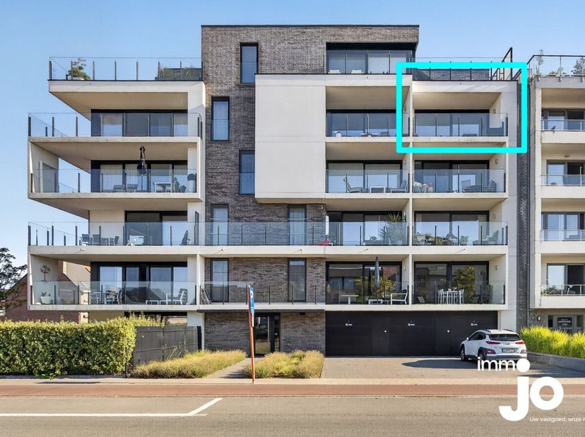 Op een gunstige locatie, vlak bij het centrum, het strand en verschillende winkels, bevindt zich dit prachtige nieuwbouwappartement met twee slaapkame
