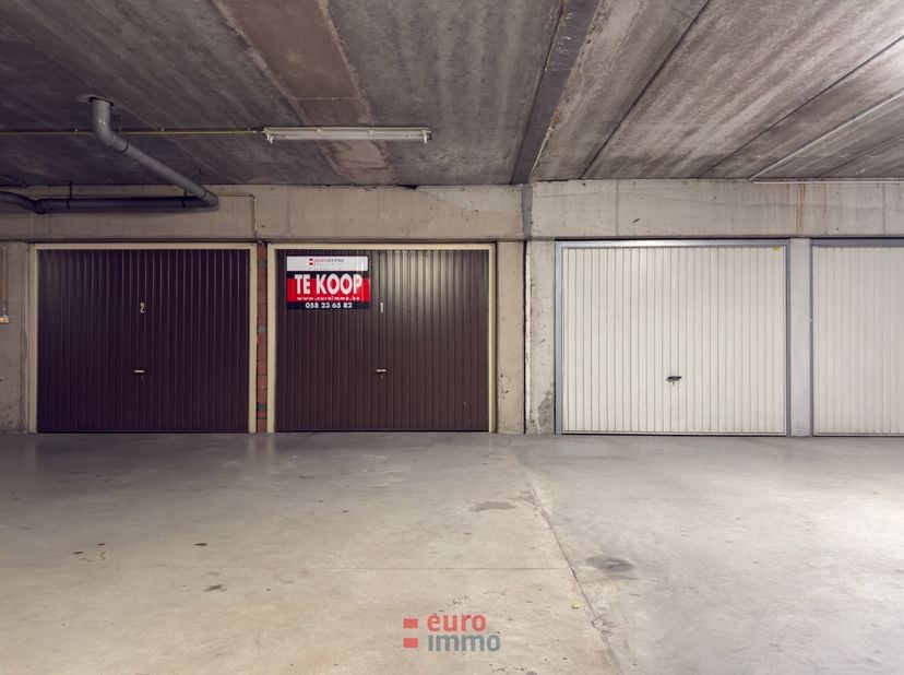 Op een uitstekende locatie in het centrum van Nieuwpoort-Bad bevindt zich deze uitzonderlijk ruime garage, ideaal voor wie op zoek is naar extra parke