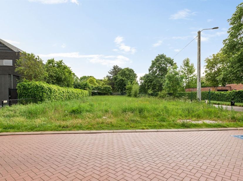 Grond geschikt voor mogelijke bebouwing, mits aanvraag en goedkeuring van een omgevingsvergunning. <br />
Locatie: De grond is gelegen in de Keizersho