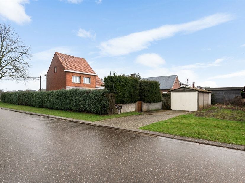 Op te frissen woning op 7a 42ca<br />
Ligging: Rustig gelegen nabij centrum Lille met alle faciliteiten (Winkels, scholen, openbaar vervoer, ...) in d