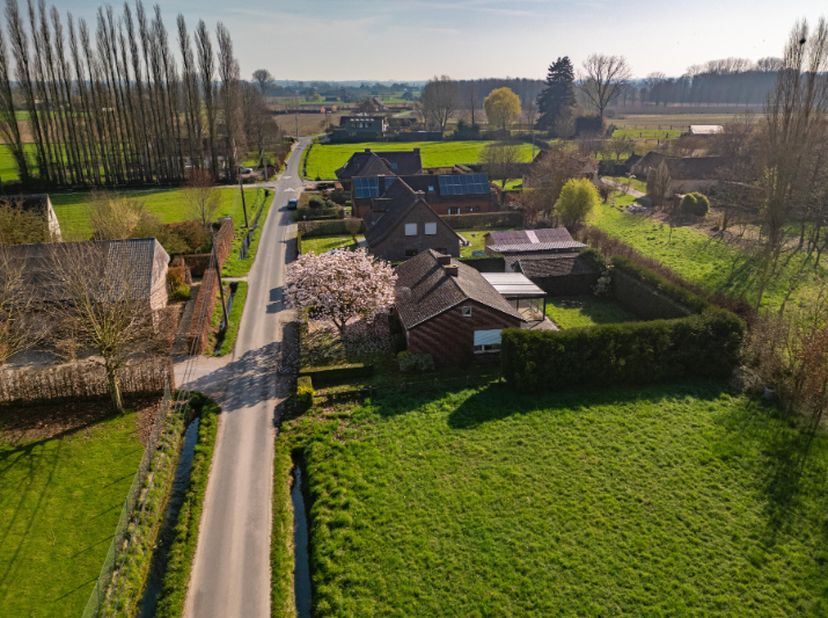 In het gegeerde Mullem bevindt zich deze ruime bouwgrond van 1.890 m², waar je – mits je aan de voorwaarden voldoet – kan genieten van sloop en heropb