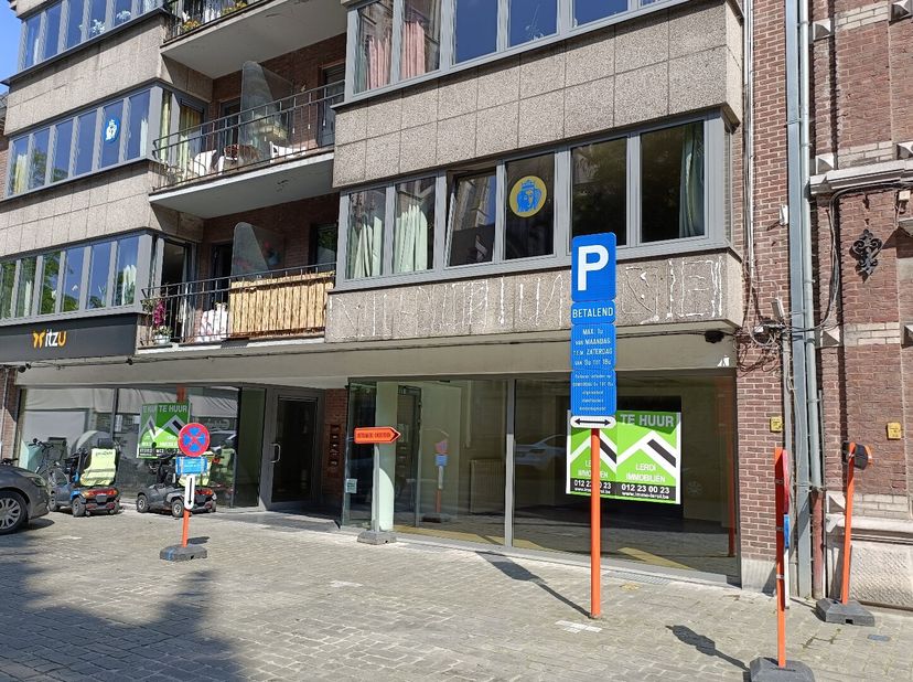 Deze handelsruimte is goed gelegen, pal in het centrum aan de Basiliek en aansluitend op de Maastrichterstraat en de Grote Markt!<br />
INDELING: Ruim