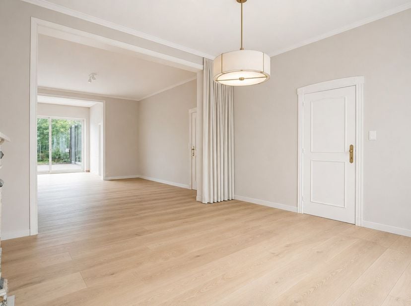 Te renoveren woning met veel op potentieel op topligging. Op een uitstekende locatie langs de Kaaiplaats in Veurne bevindt zich deze ruime woning met