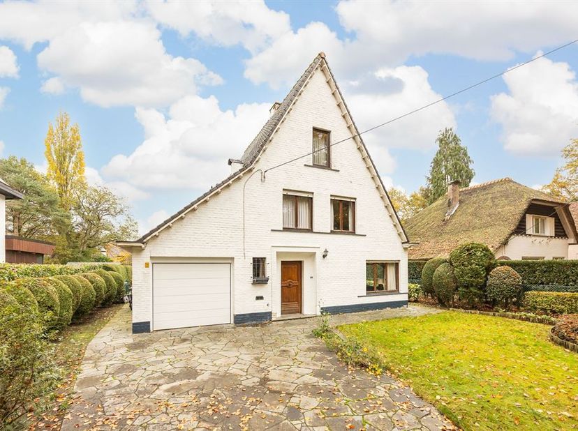 Charmante villa à rénover avec piscine. Rez-de-chaussée : hall d'entrée, séjour sur moquette avec poêle à gaz, grande cuisine en chêne, salle de bains