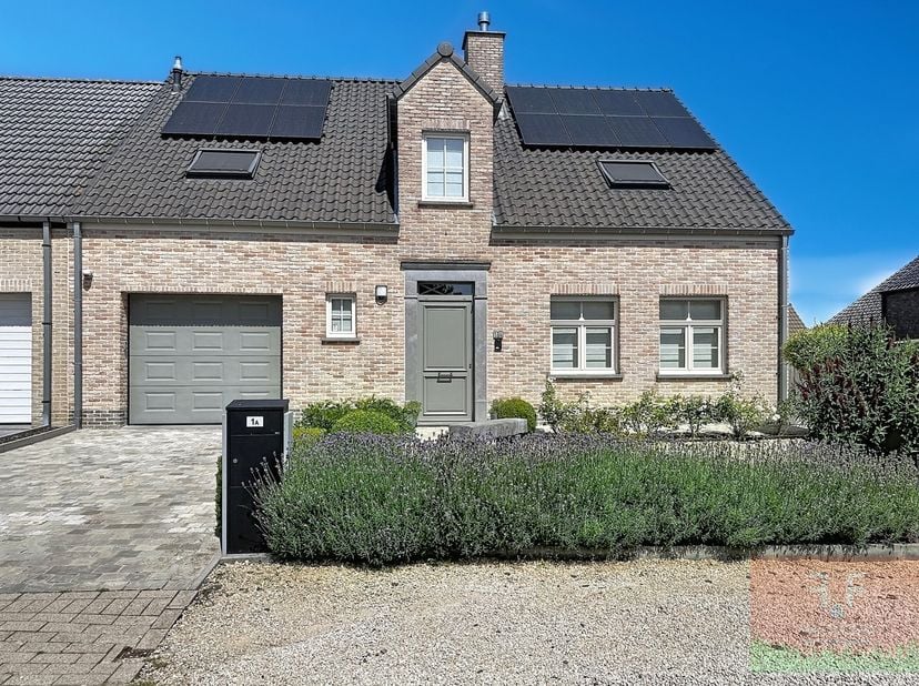Ontdek deze schitterende halfopen bebouwing&amp;nbsp; in het pittoreske en landelijke Bavegem, deelgemeente van het bruisende Sint-Lievens-Houtem.<br />
D