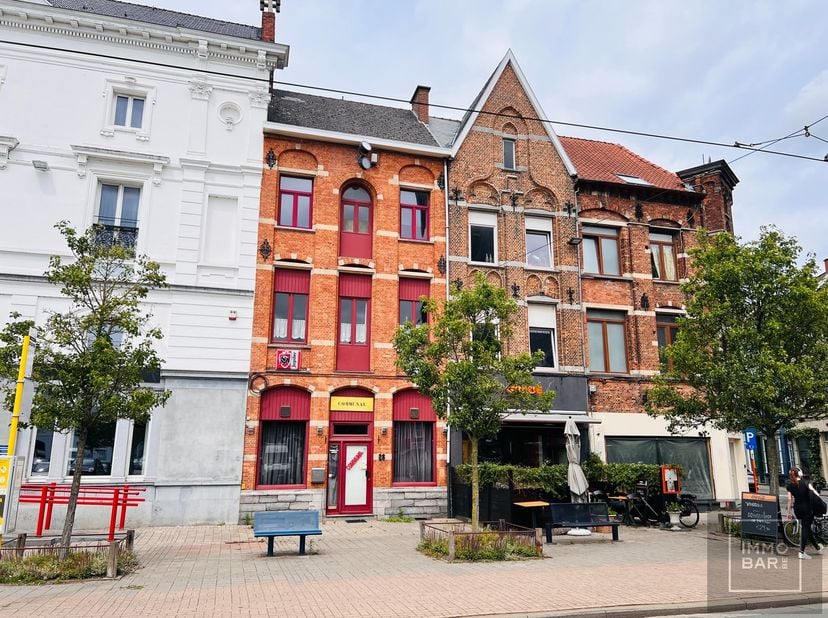 Op de levendige Markt van Ledeberg bieden wij een authentiek horecapand te huur aan. Deze karaktervolle zaak bevindt zich aan de meest gegeerde zijde
