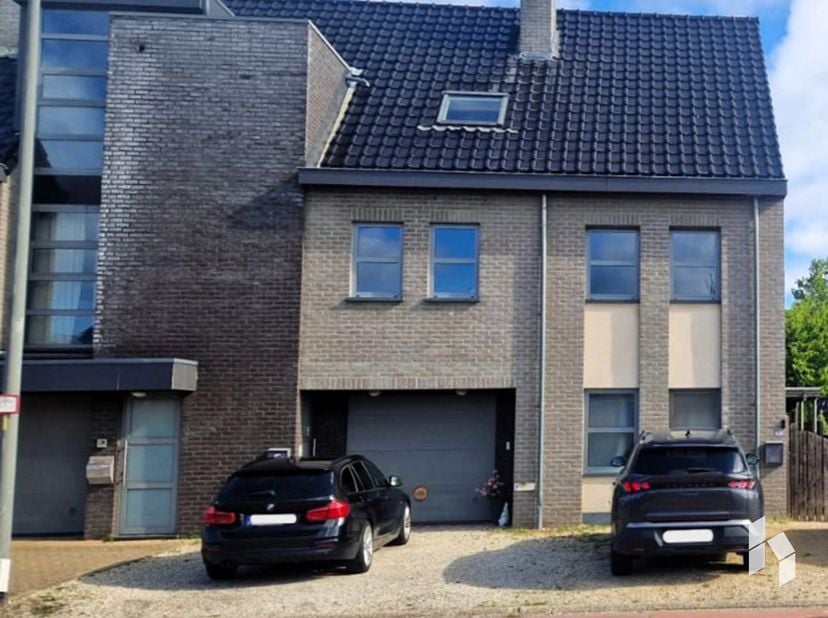 Ruim duplex appartement ( 195 m² ) met 3 slaapkamers, inpandige garage en groot terras in Lommel!<br />
Beschikbaar vanaf 1 september 2026 <br />
INDE