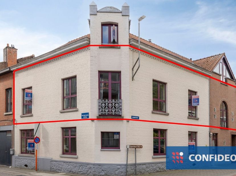 In een kleine residentie, op wandelafstand van het stadscentrum en alle nodige voorzieningen, bevindt zich dit verzorgd appartement, dat in 1992 geren