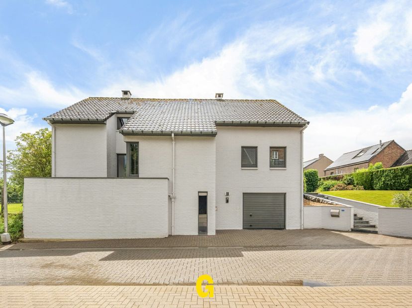 Vlak aan het Pater Vanweertplein te Vlijtingen, deelgemeente van Riemst, bevindt zich deze perfect verzorgde halfopen woning met drie slaapkamers, inp