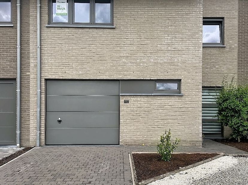 Bent u op zoek naar een instapklare en energiezuinige woning op een vlotte locatie? Deze recente gezinswoning in de Stationsstraat te Eernegem combine