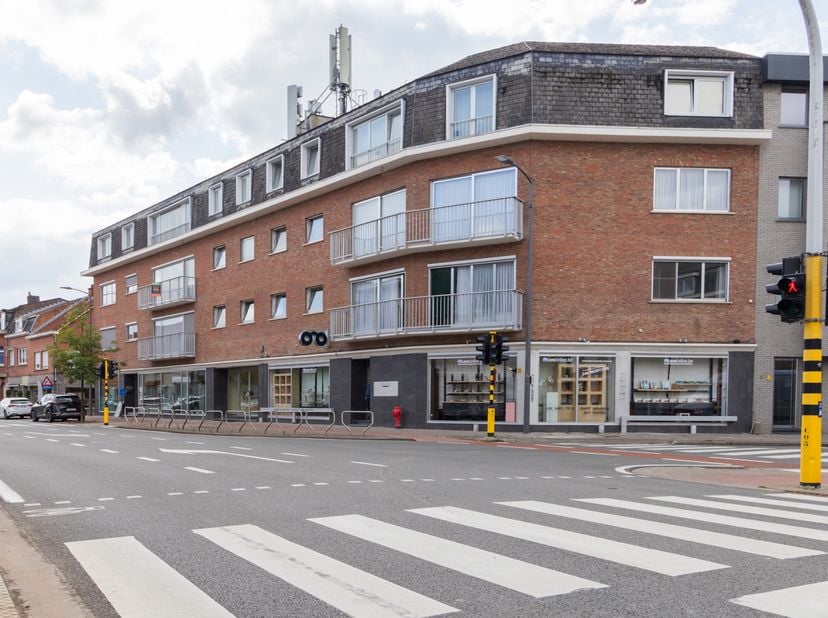 Sterrebeek: op een topligging, pal in het centrum, bevindt zich deze handels/winkelruimte (94m²) op het gelijkvloers van een kleine residentie. Eerder