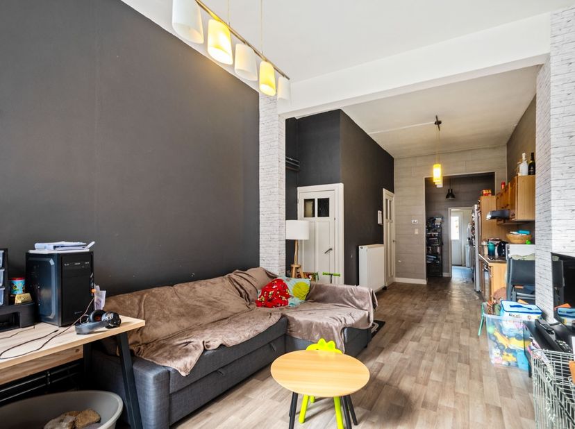 Instapklare 2 slpk. woning met koer <br />
Ligging: Deze woning bevindt zich midden in het centrum, op wandelafstand van winkels, scholen, horeca, op
