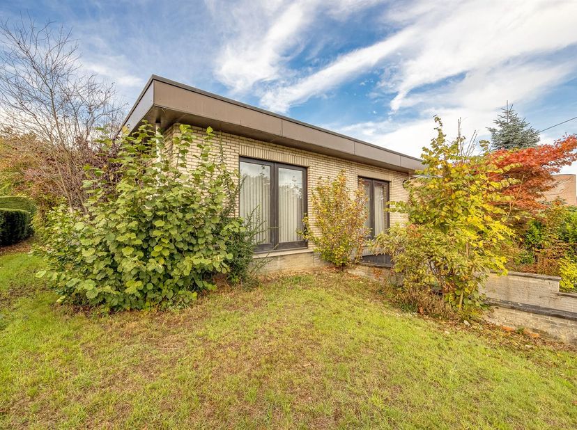 Aan de dorpsrand van Herselt staat deze te renoveren, maar charmante woning, met zicht op de watertoren en omgeven door groen. <br />
<br />
Kom bin