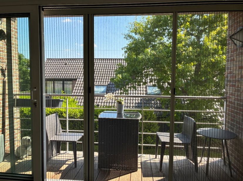 Dit ruime appartement verwelkomt u met een inkomhal en een apart gastentoilet. De lichte en open leefruimte sluit naadloos aan op een volledig uitgeru