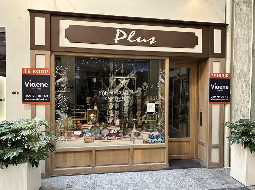 Handelsgelijkvloers in de James Ensorgalerij - commercieel gelegen pal in het centrum van Oostende nabij de Vlaanderenstraat, het Wapenplein en de Zee