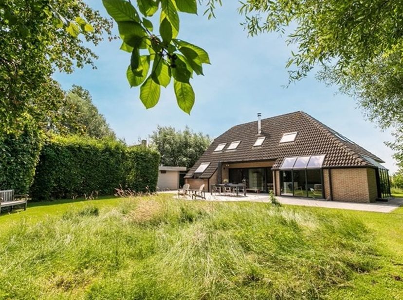 In een groene en rustige villawijk staat deze moderne, onder architectuur gebouwde gezinswoning (houtskeletbouw, bouwjaar 1994). Dit unieke verkoopobj
