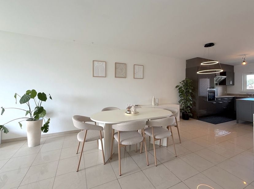 Ontdek deze ruime penthouse, gelegen in een verzorgd en recent gebouw uit 2006. Dankzij de kleinschalige residentie met slechts twee eigenaars is er g