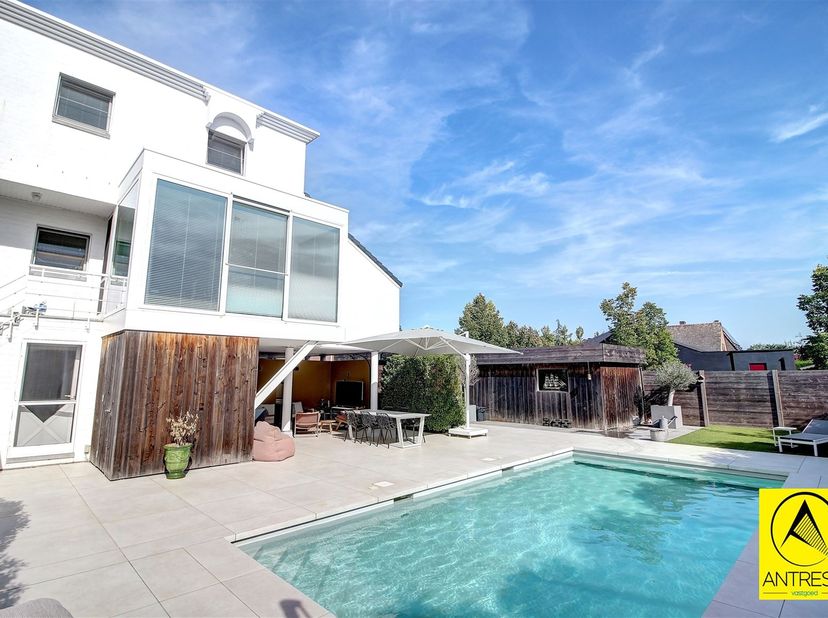 Ontdek deze unieke lichtrijke woning met een bewoonbare oppervlakte van 255 m², gelegen op een zonnig perceel van 542 m². Hier geniet u dagelijks van