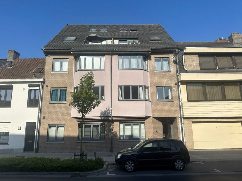 Dit aangename duplex appartement met een bewoonbare oppervlakte van 65 m² is gelegen vlakbij het centrum van Torhout in de kleinschalige Residentie 't