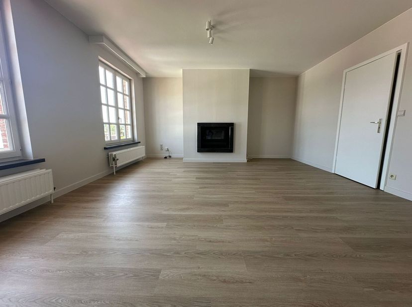 Bel et spacieux appartement en duplex avec 4 chambres à coucher, grande terrasse ensoleillée, jardin, carport et espace de rangement exceptionnel<br /
