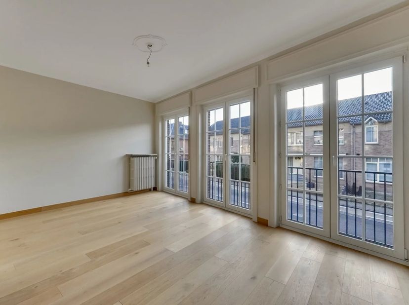 Op een uitstekende locatie, op wandelafstand van het centrum van Tongeren, bevindt zich deze ruime en functioneel ingedeelde woning. Dankzij de doorda