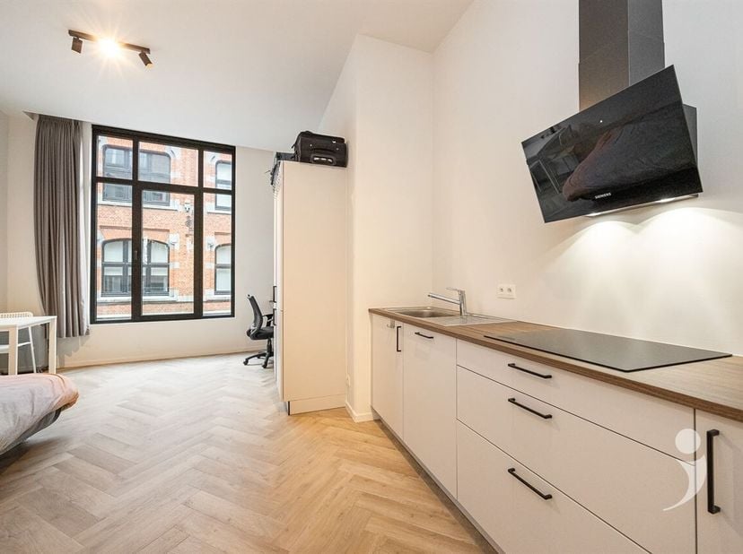 Ontdek deze hoogwaardige en stijlvolle studentenstudio in een volledig gerenoveerd gebouw, gelegen in de Parijsstraat in het hart van Leuven. <br />
H