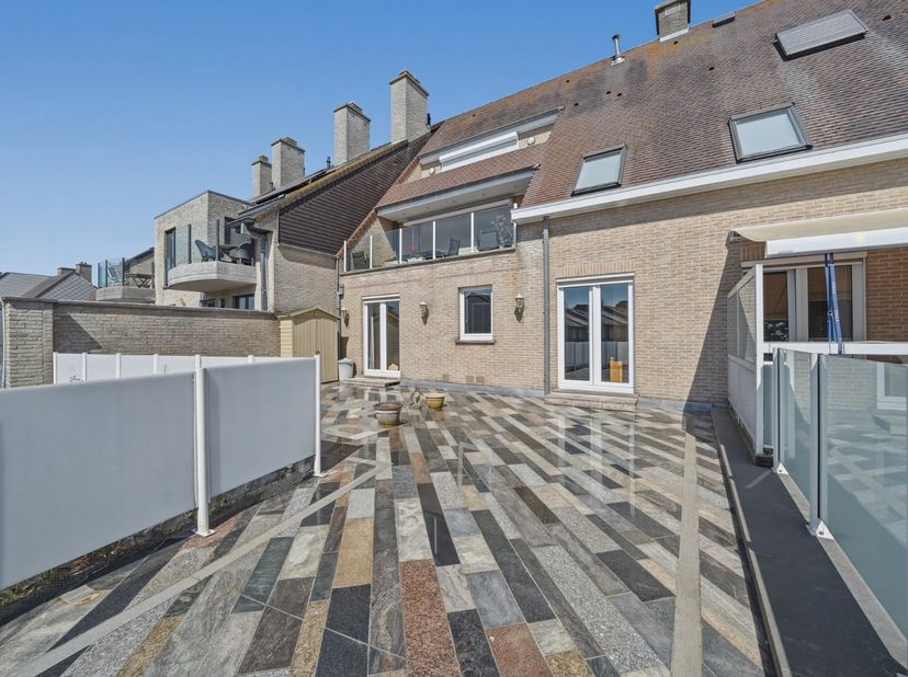 In het hart van Oudenburg bevindt zich dit verzorgd 2-slaapkamerappartement met een uitzonderlijk groot en zongericht terras van maar liefst 63 m². Ee
