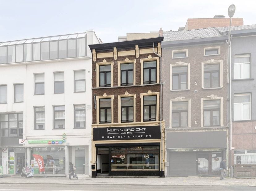 Une maison de commerce prête à emménager avec une façade authentique à vendre est située dans le centre d'Anvers, sur la Vondelstraat, une rue commerç