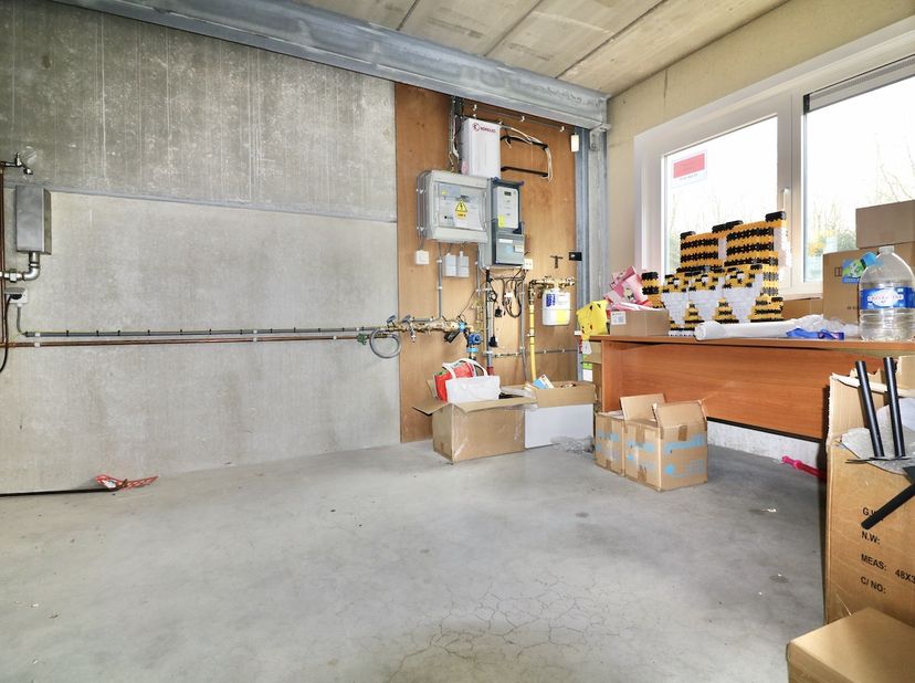 Op zoek naar een efficiënte en strategisch gelegen magazijnruimte, ideaal gesitueerd op een goed uitgerust industrieterrein? Dit degelijke gebouw bied